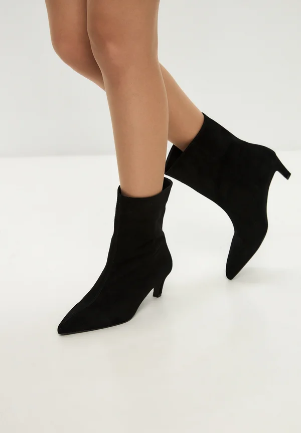 KITTEN HEEL  - Classic ankle boots - black