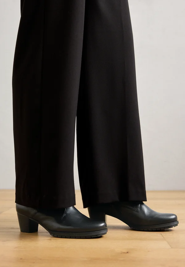 Lace-up ankle boots - schwarz