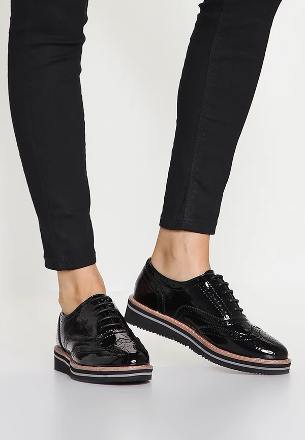 Lace-ups - black