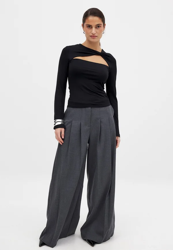 Long sleeved top - black