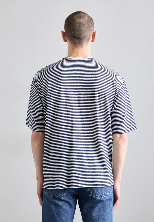LOOSE FIT TEE - Print T-shirt - white/blue