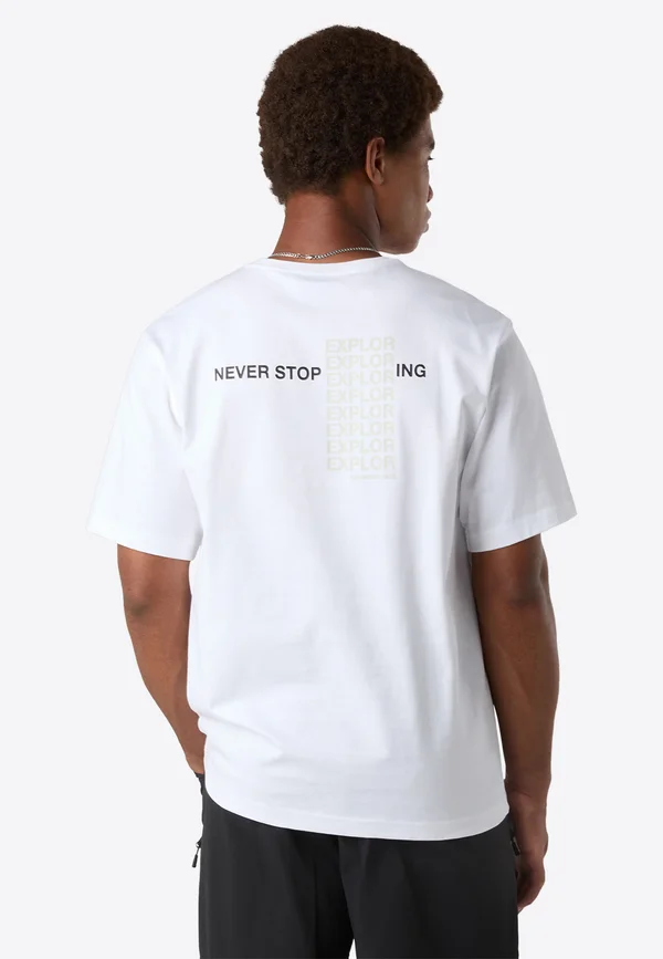 M NSE REPEAT RELAXED SS TEE - Print T-shirt - tnf white tnf black