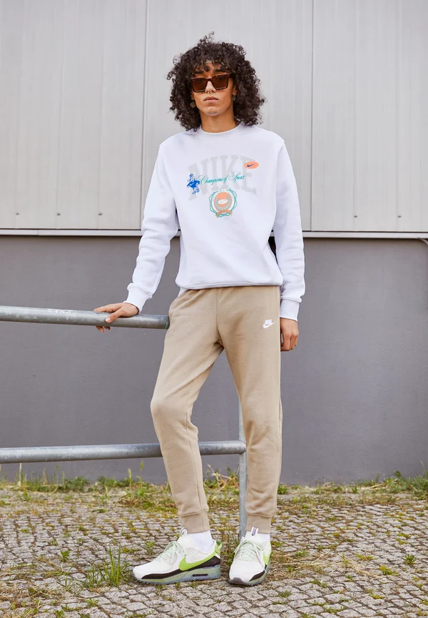M NSW CLUB JGGR BB - Tracksuit bottoms - khaki/white