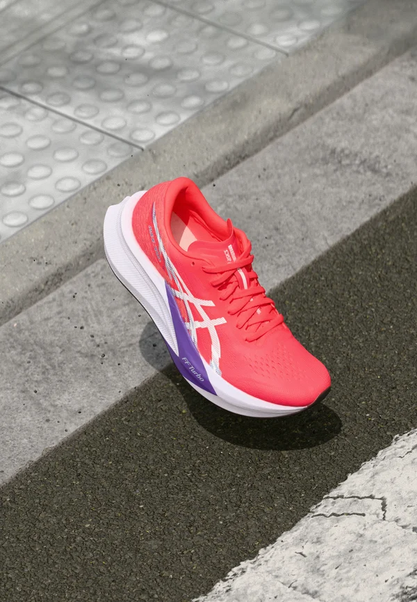 MAGIC SPEED - Road running shoes - flash red/white