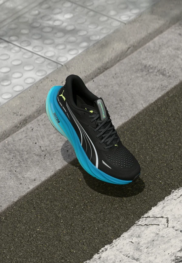 MAGNIFY NITRO 3 - Road running shoes - black/speed blue