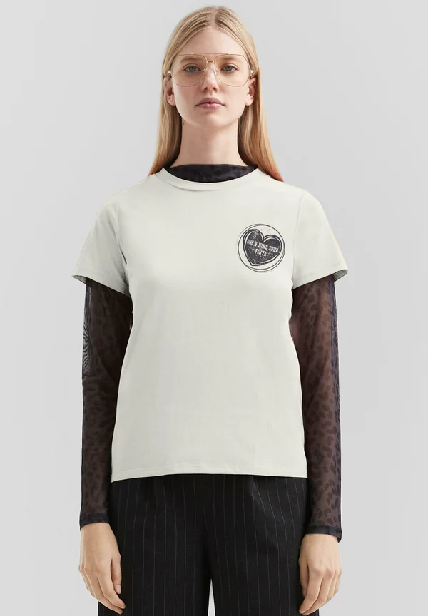 MIT KLEINEM FRONTPRINT - Print T-shirt - creme