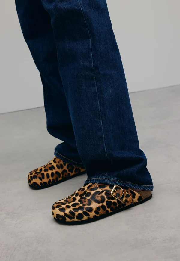 MIT SCHNALLE - Mules - cognac