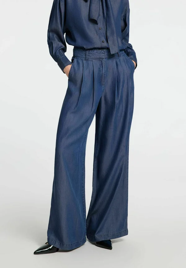 MIT WEITEM BEIN CHAMBRAY - Flared Jeans - dark blue