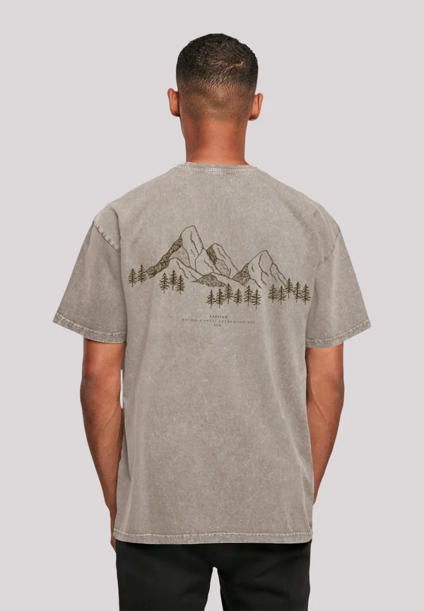 MOUNTAIN BERG - Print T-shirt - asphalt