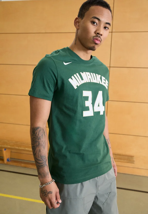 NBA GIANNIS ANTETOKOUNMPO MILWAUKEE BUCKS NAME AND NUMBER TEE - Print T-shirt - fir/antetokounmpo