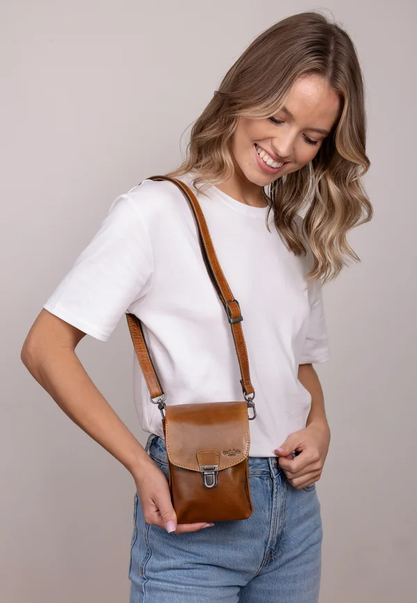 NELLY - Cross body bag - honigbraun