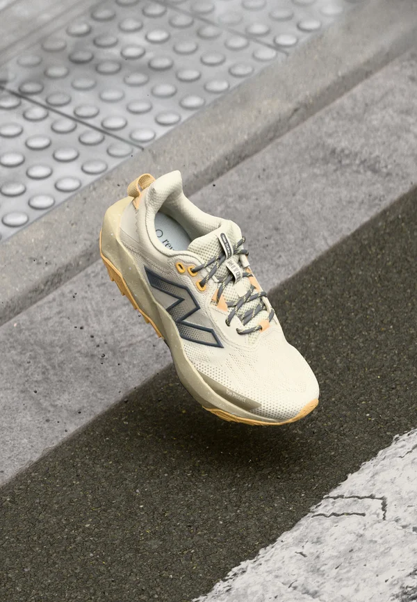 NITREL V6 - Trail running shoes - beige/orange