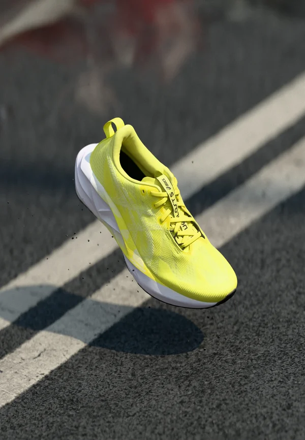 NOVABLAST 5 - Road running shoes - citron/white