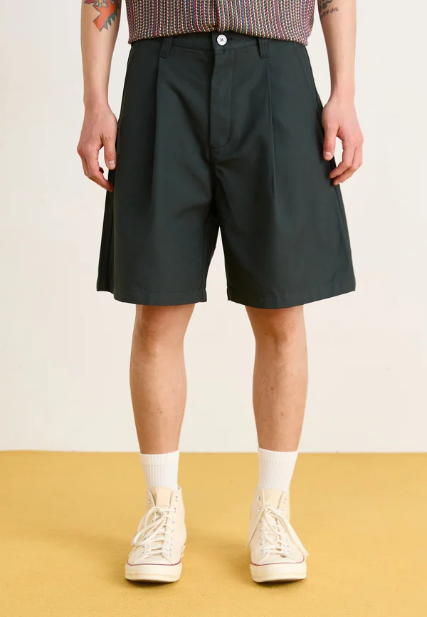 OLIVER SHORT - Shorts - pirate black