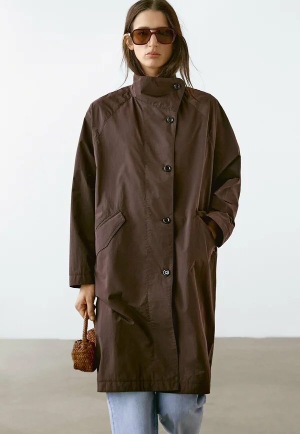 OVERSIZE FLOWING IN WATER-REPELLENT FABRIC - Trenchcoat - BROWN