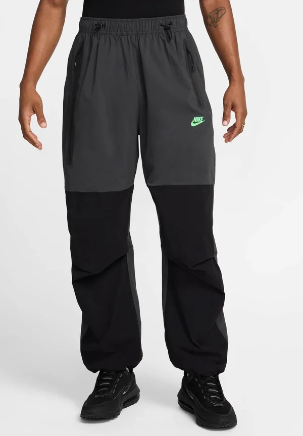 PANT - Tracksuit bottoms - anthracite black green strike