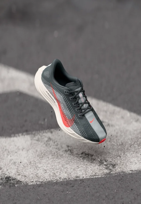 PEGASUS PLUS - Road running shoes - anthracite/bright crimson/light smoke grey