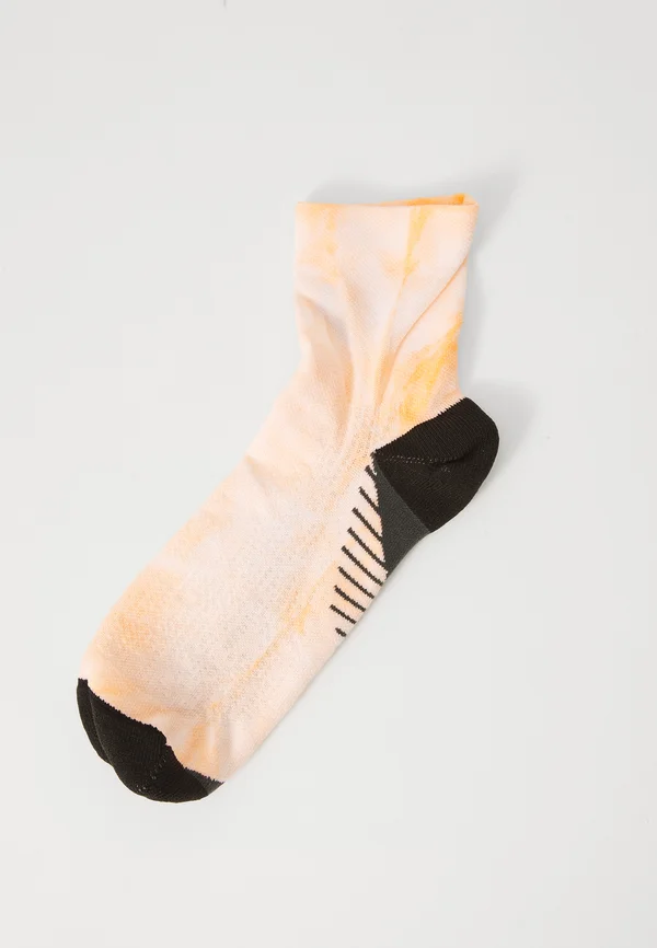 PERFORMANCE RUN QUARTER UNISEX - Sports socks - brilliant white/orange glow