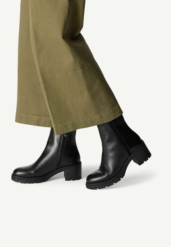 Platform ankle boots - black