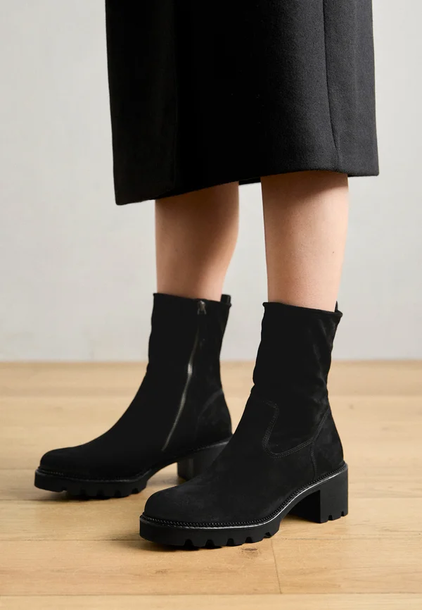 Platform ankle boots - black