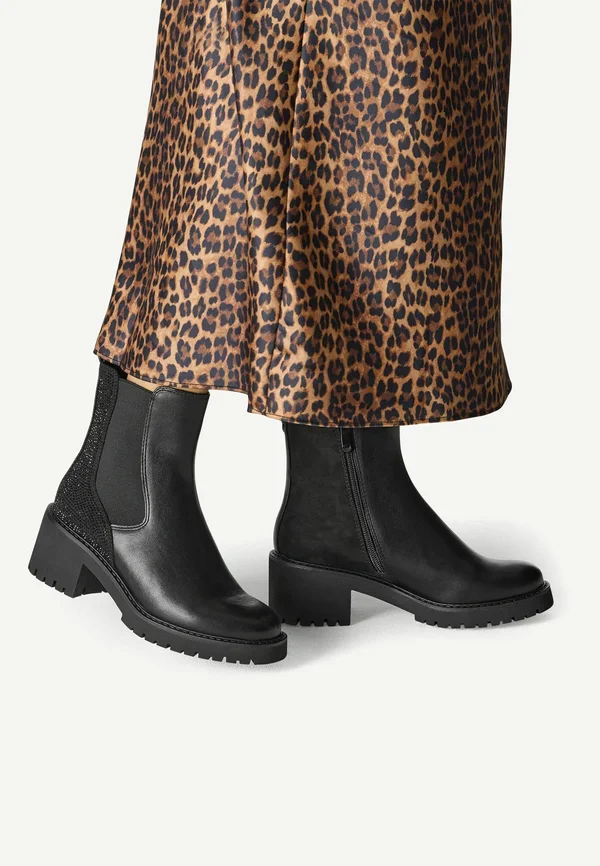 Platform ankle boots - black