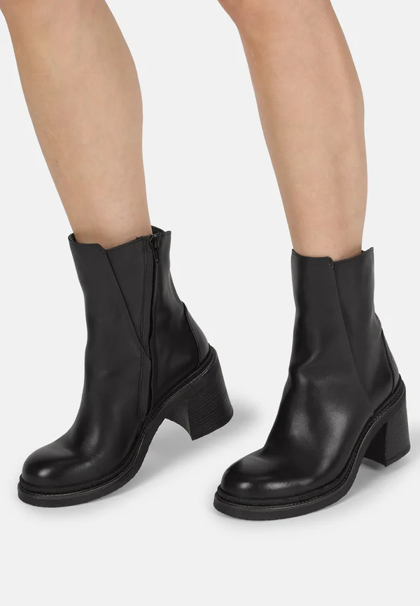 Platform ankle boots - black