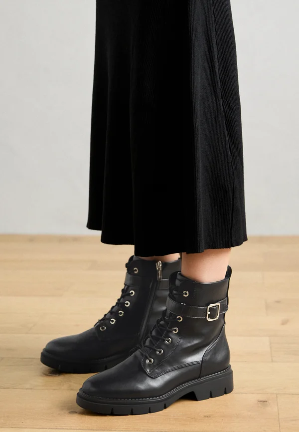 Platform ankle boots - black