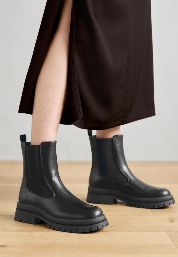 Platform ankle boots - black
