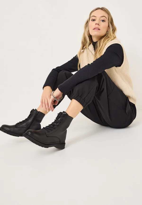Platform ankle boots - black