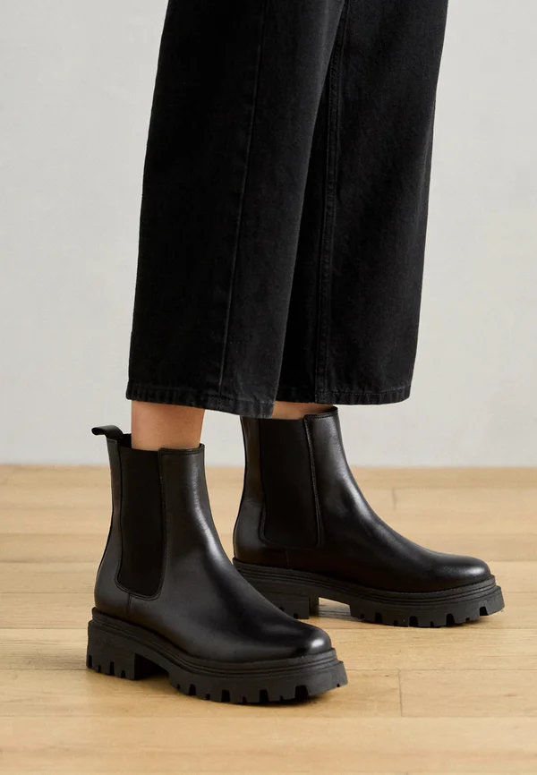 Platform ankle boots - black