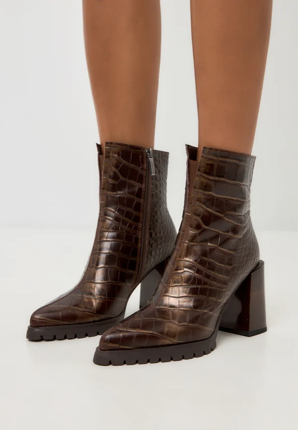 Platform ankle boots - brown
