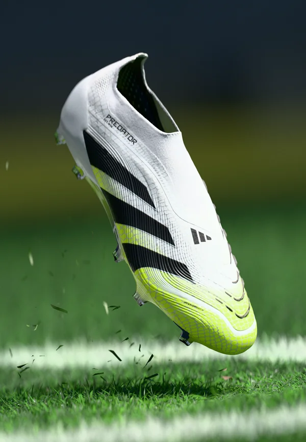 PREDATOR ELITE LACELESS FIRM GROUND FOOTBALL BOOTS - Firm-ground football boots - footwear white/core black/lucid lemon