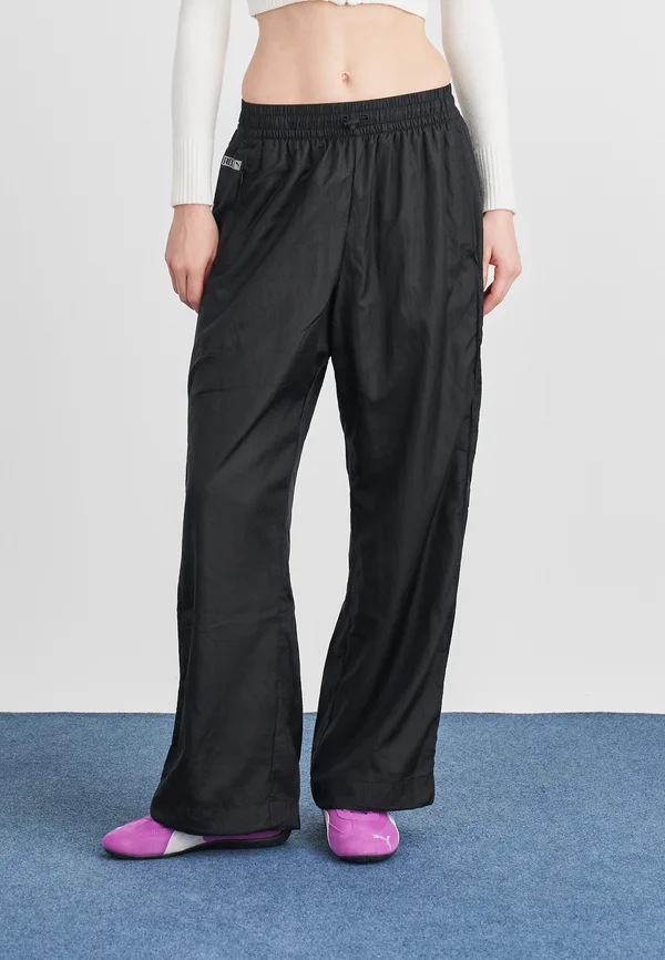 PUMA X ROSÉ RELAXED TRACK PANTS - Tracksuit bottoms - black