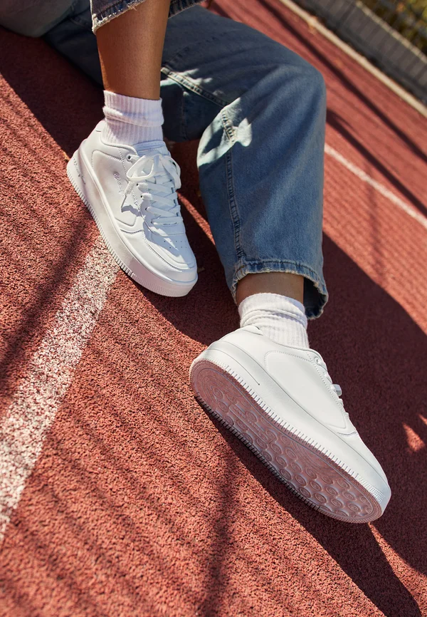 RD18 PLATFORM LOW - Basketball shoes - white