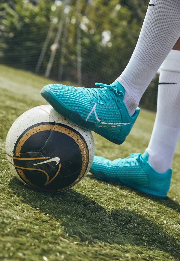 REACT GATO - Indoor football boots - dusty cactus/barely volt