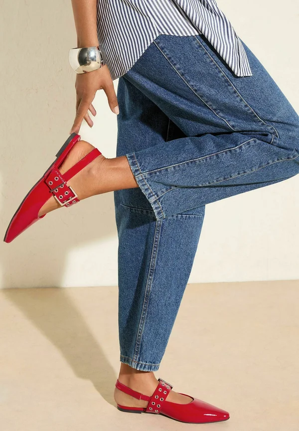 REGULAR FIT- BUCKLE POINTED TOE - Slingback ballet pumps - red