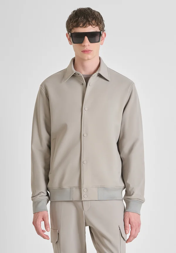 REGULAR FIT IN BI-STRETCH TECHNO HANDFEEL WITH LOGOED BADGE - Light jacket - light grey