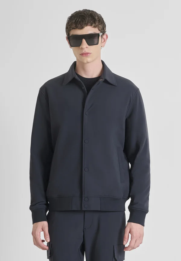 REGULAR FIT IN BI-STRETCH TECHNO HANDFEEL WITH LOGOED BADGE - Light jacket - dark blue