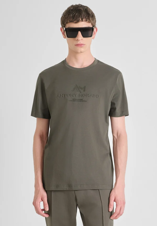 REGULAR FIT IN FABRIC AND EMBOSSED LOGO - Print T-shirt - khaki