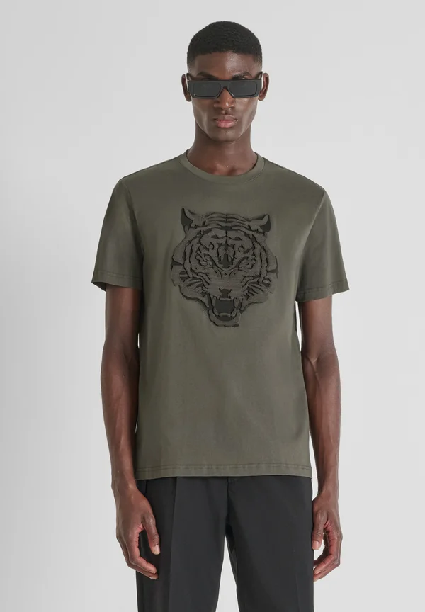REGULAR FIT IN WITH MATT PLASTIC AND EMBROIDERED TIGER - Print T-shirt - khaki