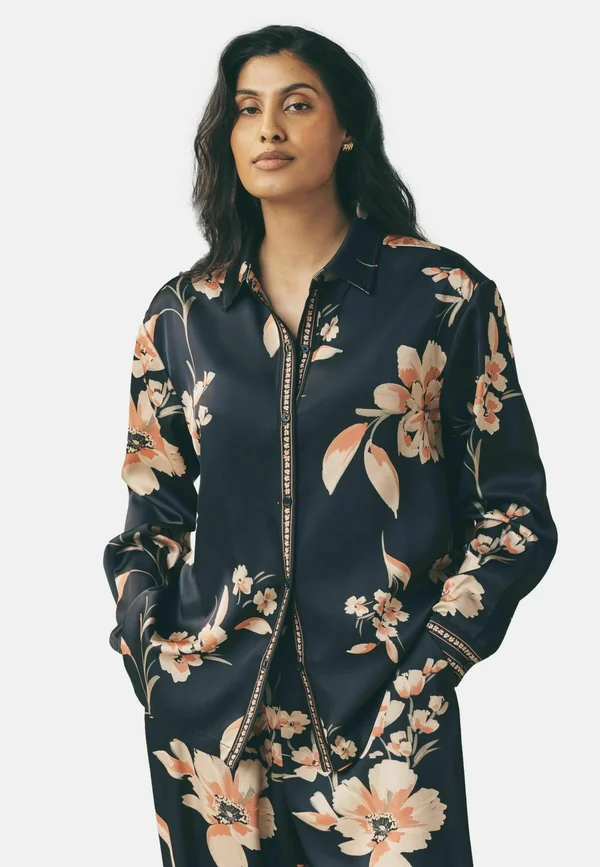 REGULAR FIT - LONG SLEEVE FLORAL SATIN CO-ORD  - Button-down blouse - black red