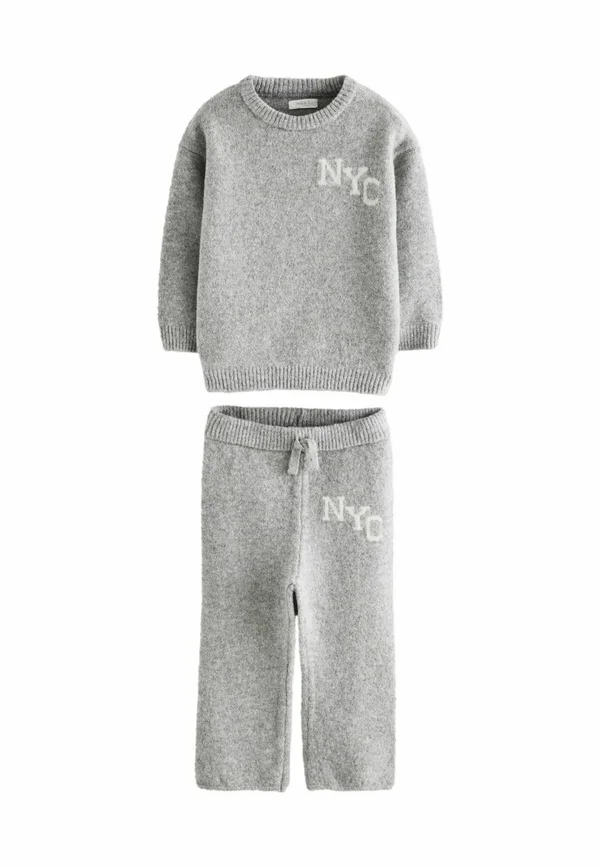 REGULAR FIT NYC VARSITY  SET - Trousers - grey