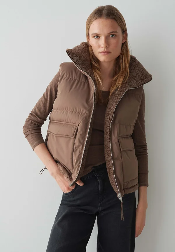 REGULAR FIT QUILTED REVERSIBLE - Waistcoat - cocoa