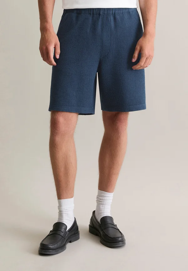 REGULAR MIT MARKANTER WAFFEL-STRUKTUR - Shorts - azurite