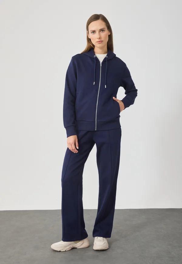 SET - Tracksuit - 19-3815 tcx evening blue
