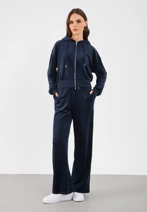 SET - Tracksuit - 19-4103 tcx silhouette
