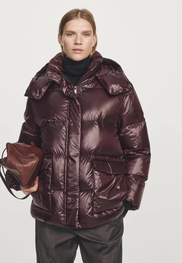 SHORT WATER-REPELLENT PUFFER WITH HOOD - Down jacket - bordeaux