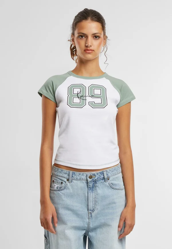 SIGNATURE TINY RAGLAN - Print T-shirt - white