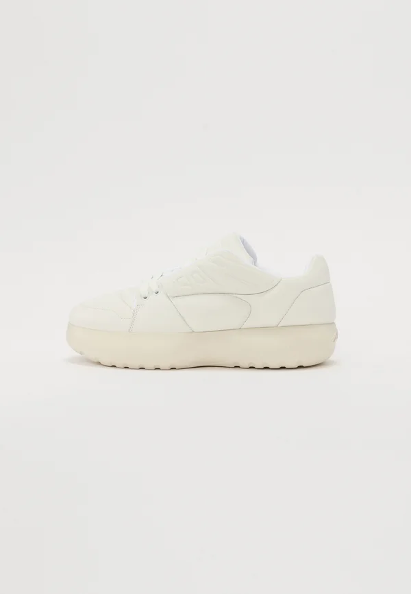 Skate shoes - white