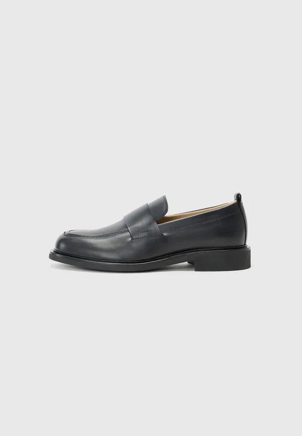 Slip-ons - triple black